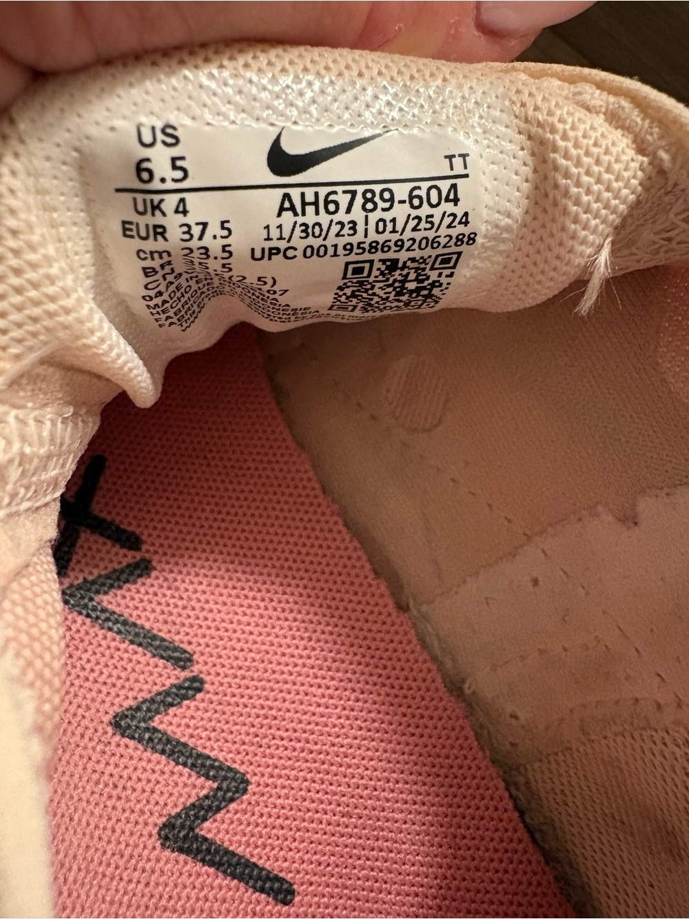 Nike Air Max 270 Soft Peach and Black Running Shoes - Picture 4 of 6